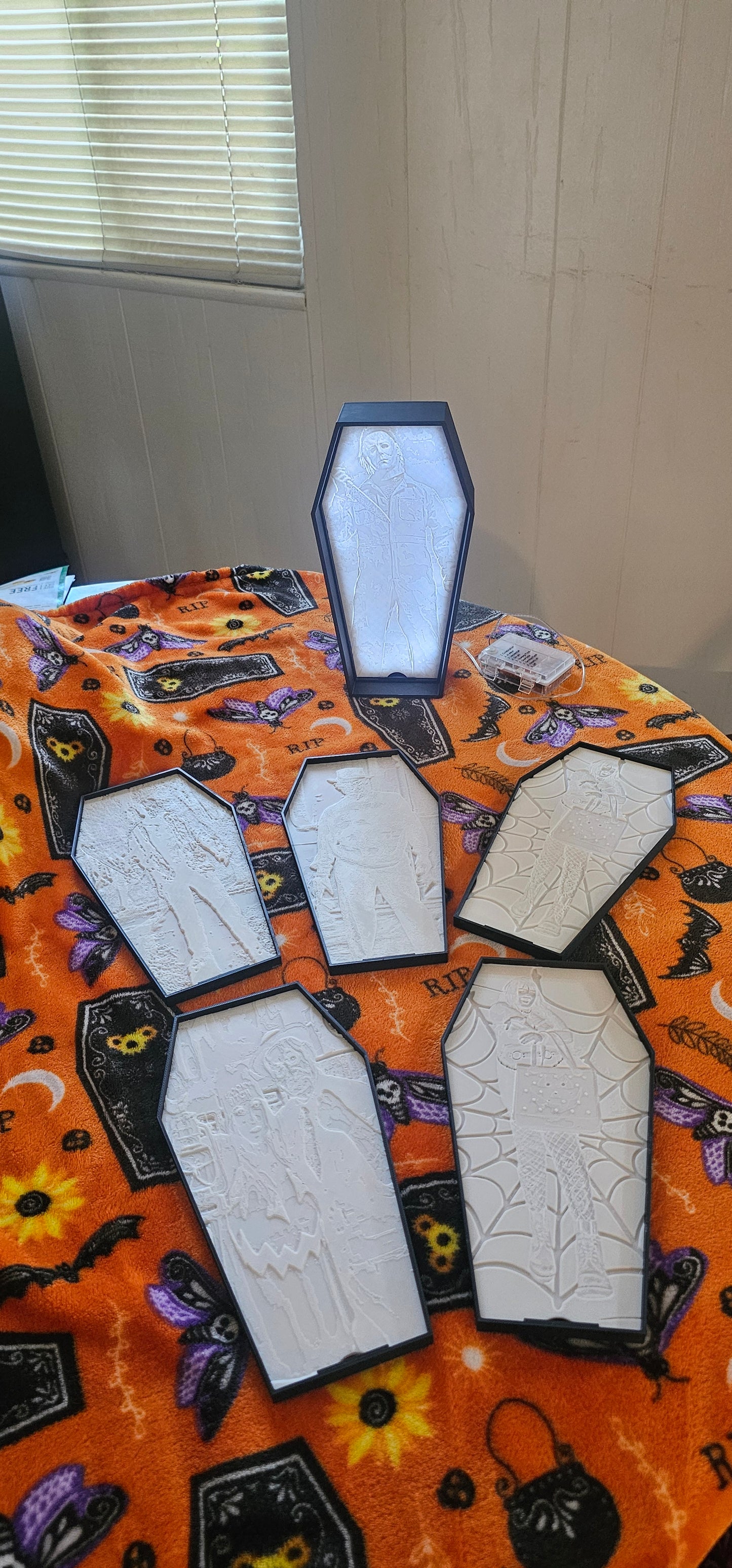 Customizable 3D-Printed Coffin Lithophane Black and White – Your Image, Immortalized!